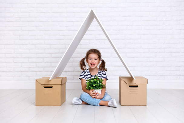 Концепция переезда и жилья. счастливая девочка с коробками
  - Фото, изображение