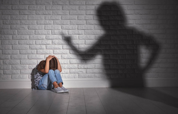 violencia doméstica. madre enojada regaña hija asustada
 - Foto, Imagen