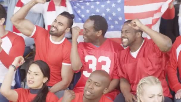 4 k mannelijke vrienden in stadion sport menigte, kijken naar spel en juichen op hun team - Video