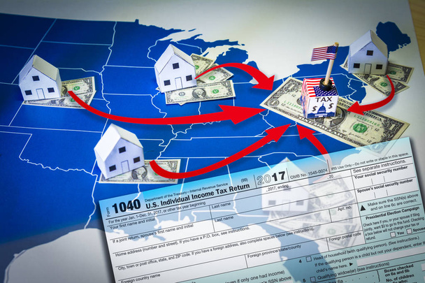 Casas familiares com notas de dólar e imposto sobre o governo central sobre um mapa dos EUA
 - Foto, Imagem