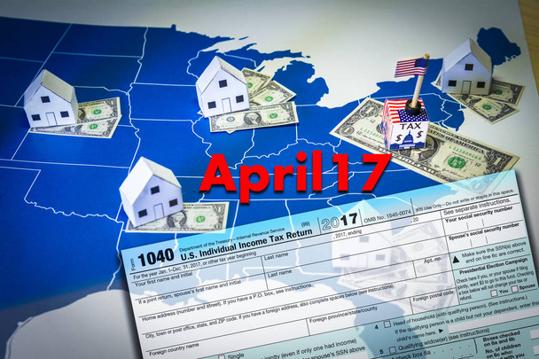 Familie huizen met dollarbiljetten en de centrale overheid belasting over een Amerikaanse kaart - Foto, afbeelding