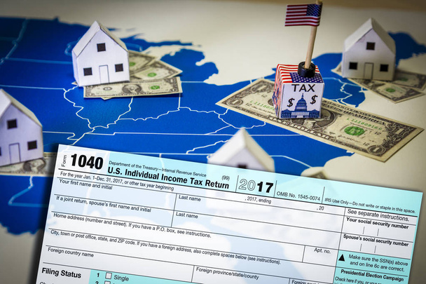 Maisons familiales avec billets d'un dollar et impôt central sur une carte américaine
 - Photo, image