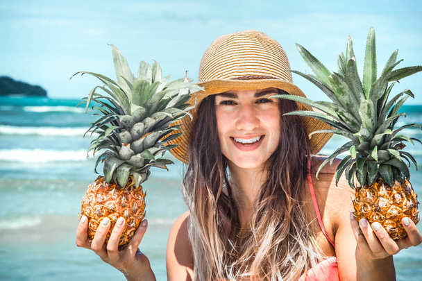 belle fille avec ananas sur une plage exotique, une humeur heureuse a
 - Photo, image