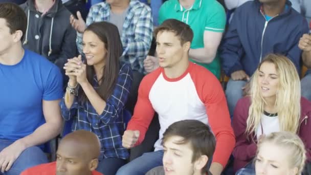 4 k heyecanlı destekçisi spor kalabalıkta, kutlama ve takımına tezahürat - Video, Çekim