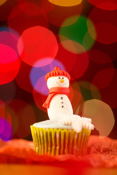 Christmas cupcakes on background. Snowman - Foto, afbeelding