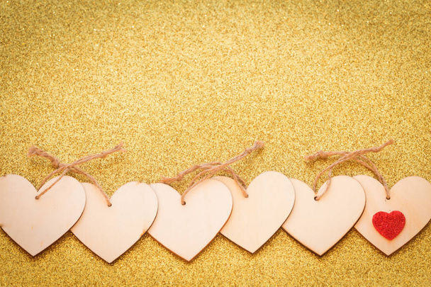 ara sıra dekoratif kalpleri bir yazıt için bir yer bir parlak altın zemin üzerine - Fotoğraf, Görsel