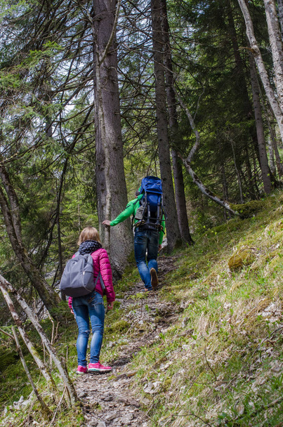 Family hike along the mountain path - Foto, Bild