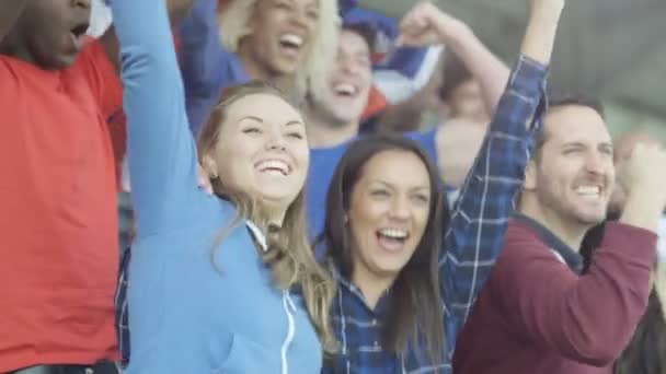 4 k podekscytowany fanów z flagi brytyjskiej w sporcie tłum świętuje i doping na zespół - Materiał filmowy, wideo