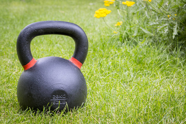 kettlebell on grass - backyard fitness - Zdjęcie, obraz