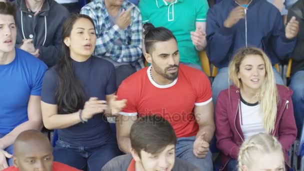 4K Tifoso sportivo seduto con i sostenitori dell'altra squadra mostrando delusione
 - Filmati, video