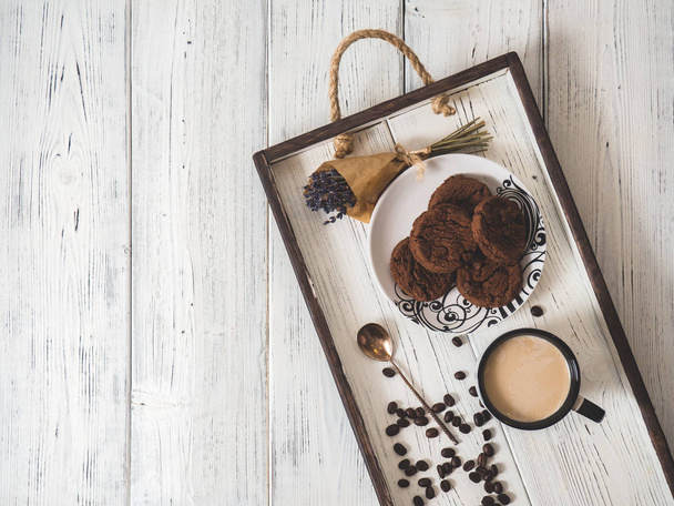Filiżankę kawy na drewnianym stole w drewniana Taca. - Zdjęcie, obraz