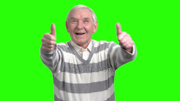 Boldog nagypapa mutatja két hüvelykujj-fel. - Felvétel, videó