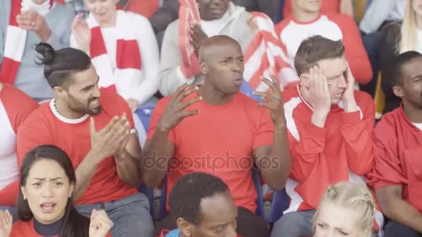 4k menigte toeschouwers kijken naar sport spel in stadion schreeuwen op de scheidsrechter - Video