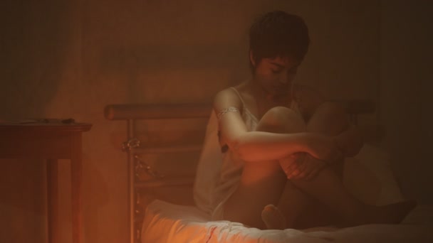 4K Ritratto di donna depressa tossicodipendente seduta da sola in una stanza buia e cupa
 - Filmati, video