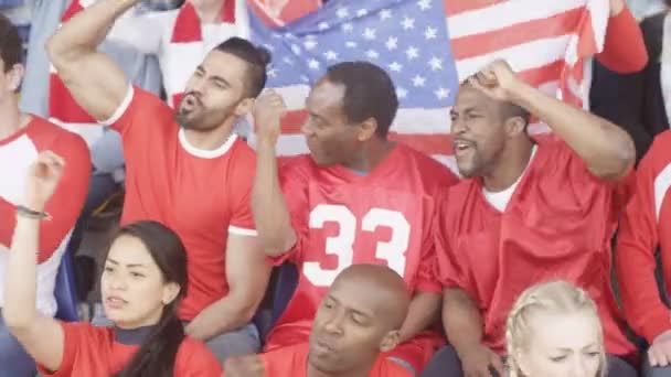 4 k mannelijke vrienden in stadion sport menigte, kijken naar spel en juichen op hun team - Video