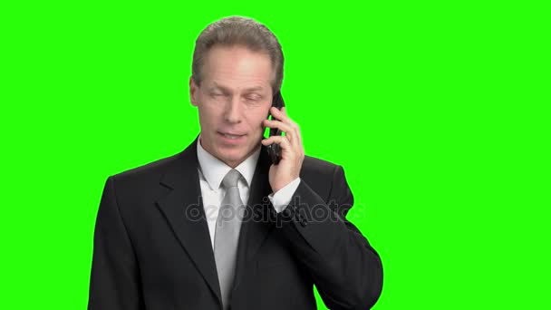 Vrolijke rijpe zakenman praten over telefoon. - Video
