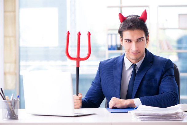 Diabo furioso homem de negócios no escritório - Foto, Imagem