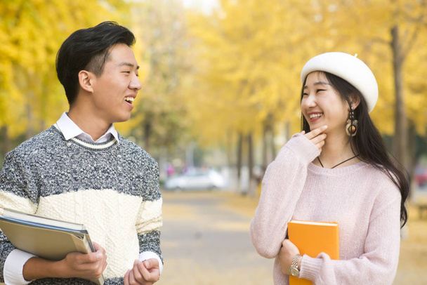 Feliz hombre y mujer estudiantes universitarios
 - Foto, imagen