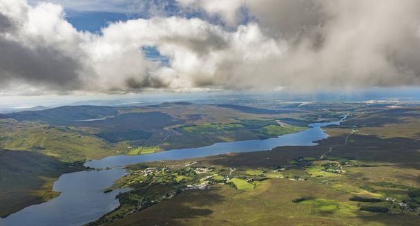 Uitzicht vanaf de top van Mount Errigal, Co. Donegal - Foto, afbeelding