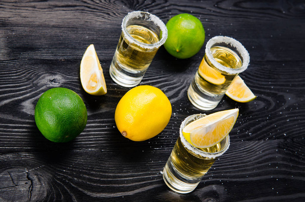Ποτό τεκίλα σερβίρεται σε ποτήρια με lime και αλάτι - Φωτογραφία, εικόνα