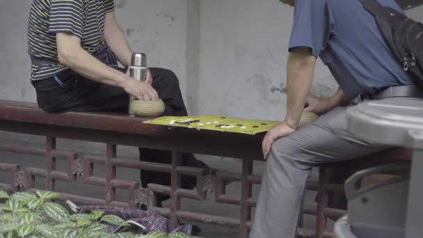 İki Çinli adam Çinli bir masa oyunu oynamak - Video, Çekim