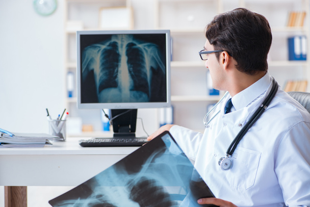 Doctor radiologist looking at x-ray images - Foto, Imagem