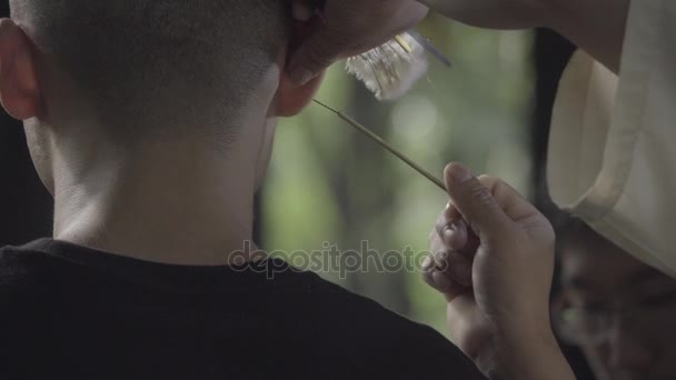Ekspert czyści mans uszy w Chengdu - Materiał filmowy, wideo