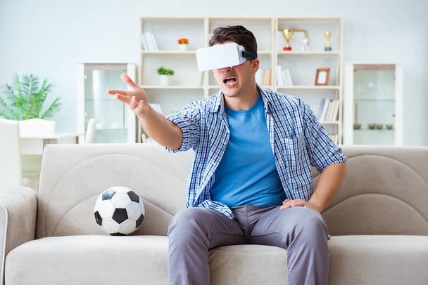 Mann mit Virtual-Reality-VR-Brille schaut Fußball - Foto, Bild