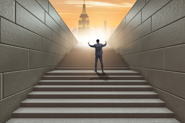 Бизнесмен поднимается по сложной карьерной лестнице в бизнес-кооперации - Фото, изображение