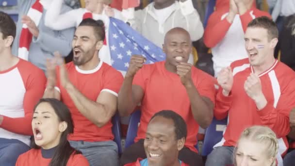 4k männliche Freunde im Stadion Sport Menge, Spiel anschauen und ihre Mannschaft anfeuern - Filmmaterial, Video