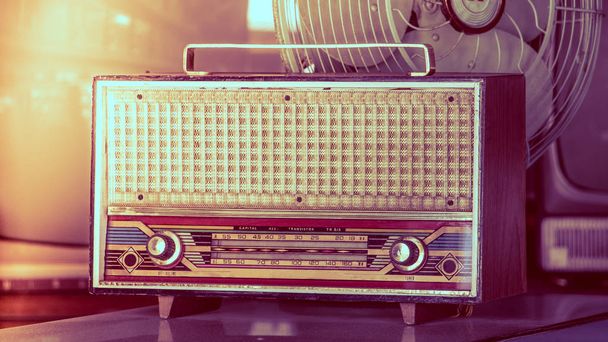 Klasik radyo düğmelerini ve akort kontrol panelini kapatın. Tahta kahverengi antika eski radyo terazisi. Ahşap, antika, analog radyo ve ahşap masada radyo.. - Fotoğraf, Görsel