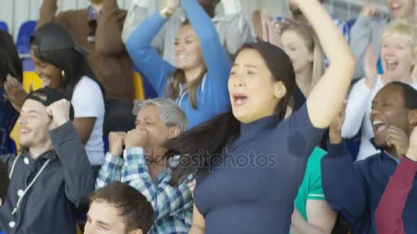4 k opgewonden fans in sport menigte, vieren en juichen op hun team - Video