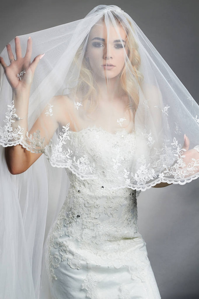Žena krásná nevěsta svatební šaty a závoj - Fotografie, Obrázek