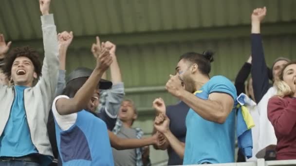 4 k opgewonden sportfans op live event klappen en te juichen voor hun team - Video