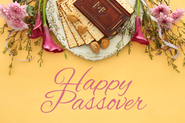 Pesah celebration concept (jewish Passover holiday). Traditional book with text in hebrew: Passover Haggadah (Passover Tale). - Foto, immagini