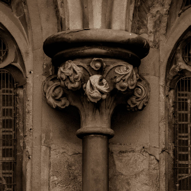 Antiguo columna gótica inglesa Capital B
 - Foto, imagen