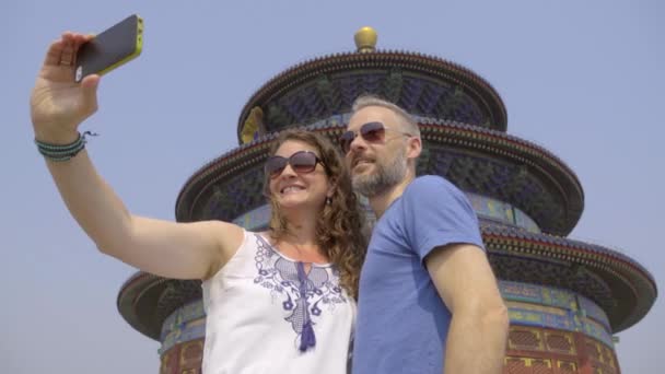 Sunglass slijtage toeristen nemen selfie op de tempel van de hemel - Video