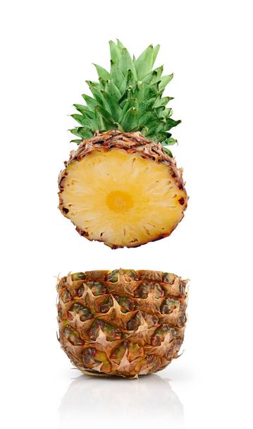 Tuore kypsä lentävät leikattu mehukas ananas terveelliseen ravitsemukseen
 - Valokuva, kuva