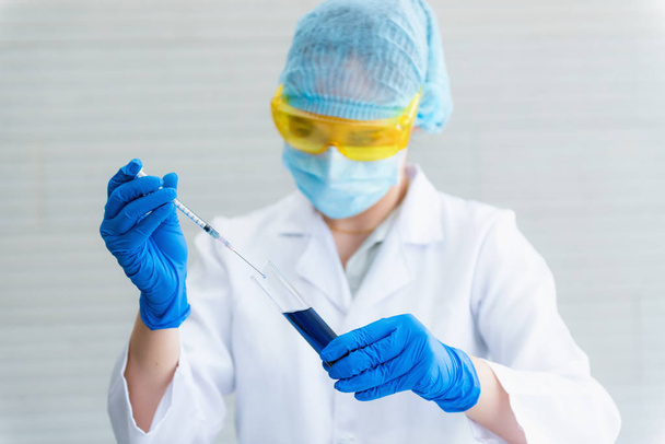 Portret van laboratorium wetenschapper mengen van de chemische stof in een buis  - Foto, afbeelding