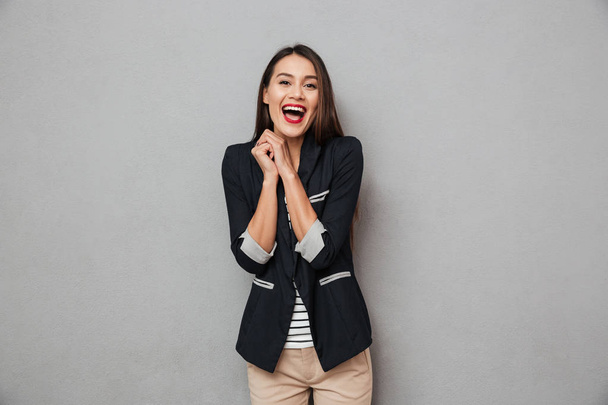 Image of Laughing asian business woman looking at the camera - Foto, immagini