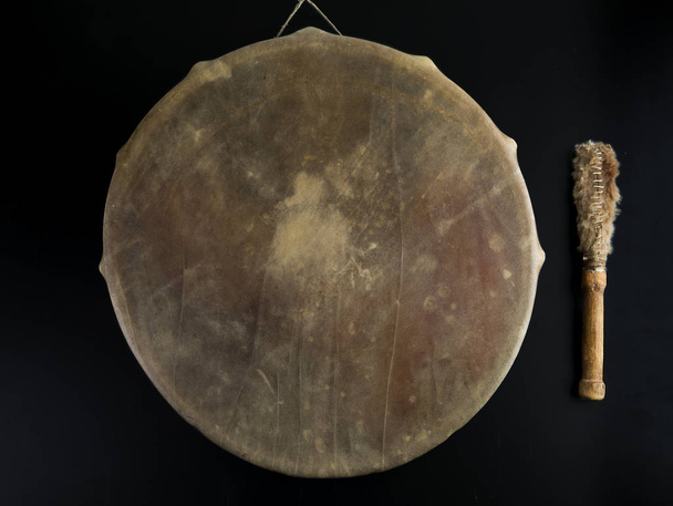 Красивая копия старинного индийского бубен-барабана с барабанной палочкой
 - Фото, изображение