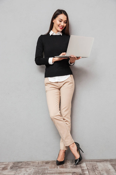 Full length image of Smiling asian woman in business clothes - Zdjęcie, obraz
