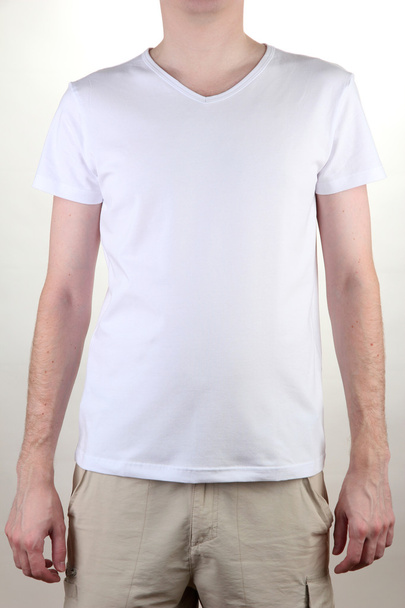 Чоловік у білій футболці крупним планом
 - Фото, зображення
