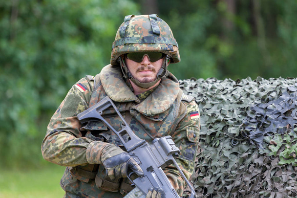 BURG / GERMANY - JUNE 25, 2016: german soldier with hk g 36 rifle on assault course , at open day in barrack burg - Foto, immagini