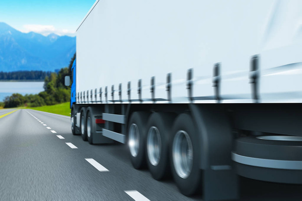 Semi-vrachtwagen op een snelweg - Foto, afbeelding