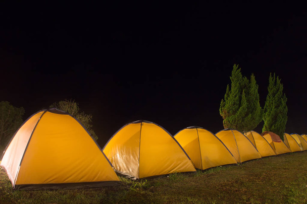 Camping en tent op berg, reizen camping  - Foto, afbeelding