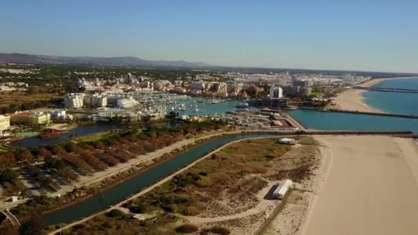 Linda Vilamoura com marina e praia de areia larga, Quarteira, Algarve, Portugal
 - Filmagem, Vídeo