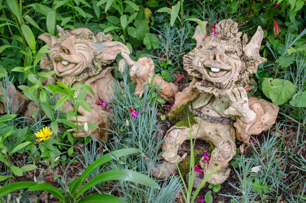 Kerti gnómok, a Csintalan mosoly ül a virág és fű-fantasy-kertben - Fotó, kép
