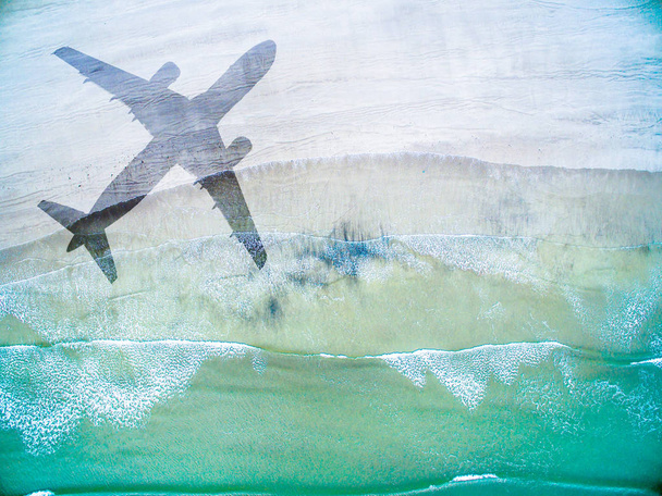 飛行機の影ロンリー ビーチ全景 - 写真・画像