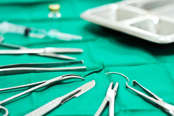 Χειρουργικά εργαλεία στον πίνακα στο χειρουργείο με από  - Φωτογραφία, εικόνα